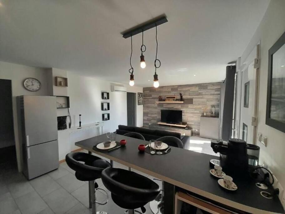 Appartement Spacieux &Tres Calme. Spacious & Very Quiet Apartment. Carros Exterior photo